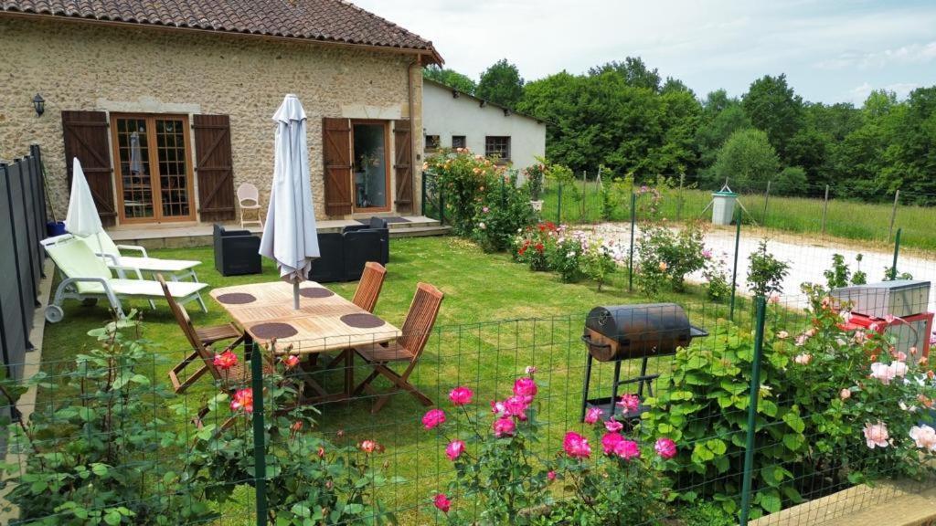 Chez Lucia a 15min de Perigueux à 6km autoroute A89 Apartamento Eglise-Neuve-de-Vergt Exterior foto
